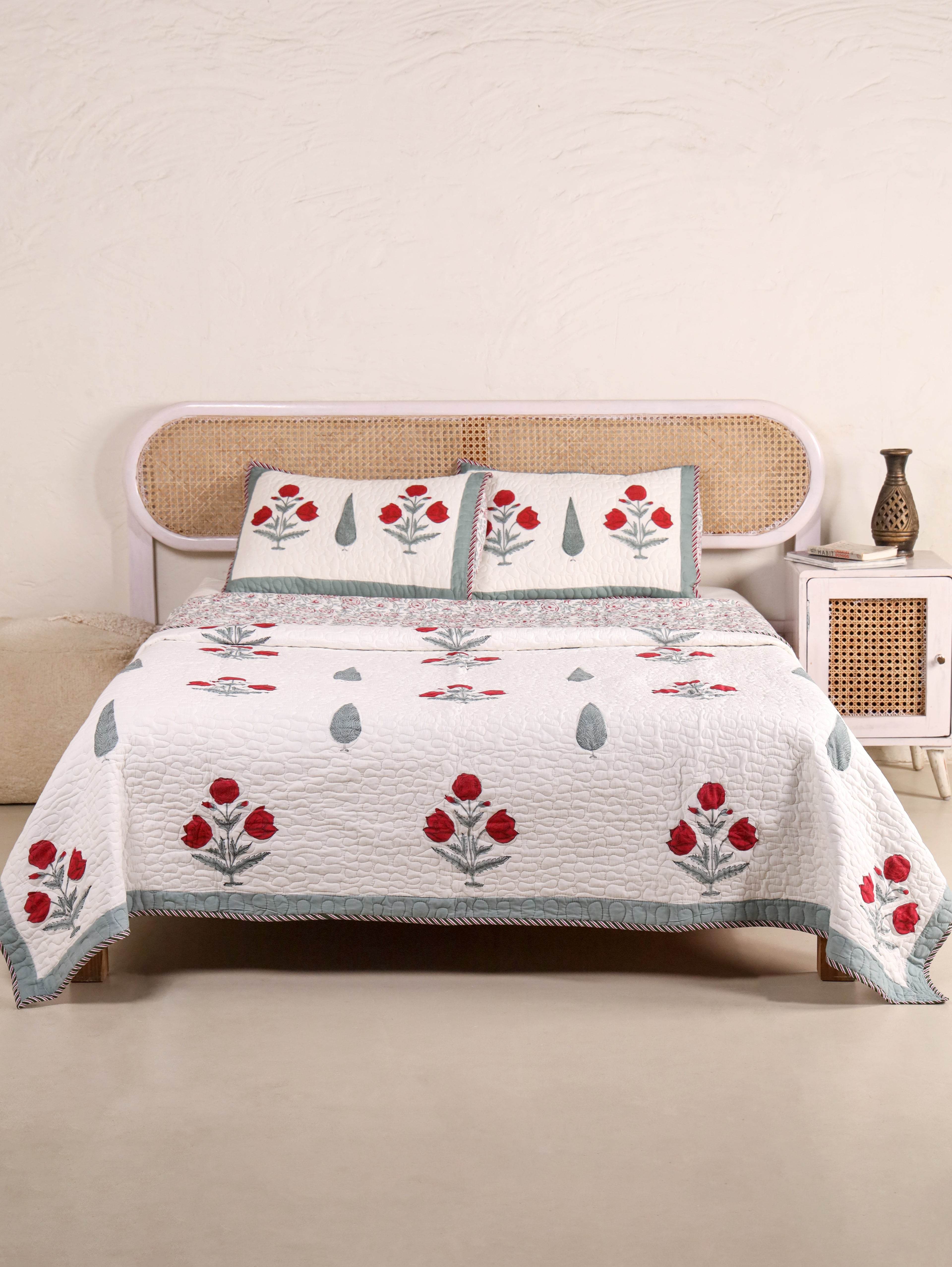 TIMELESS MUGHAL MOTIF HAND BLOCK PRINT QUILTED BEDCOVER /COMFORTER